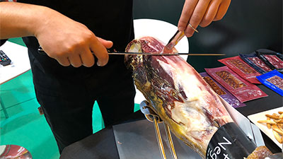 Cutting Ibérico ham